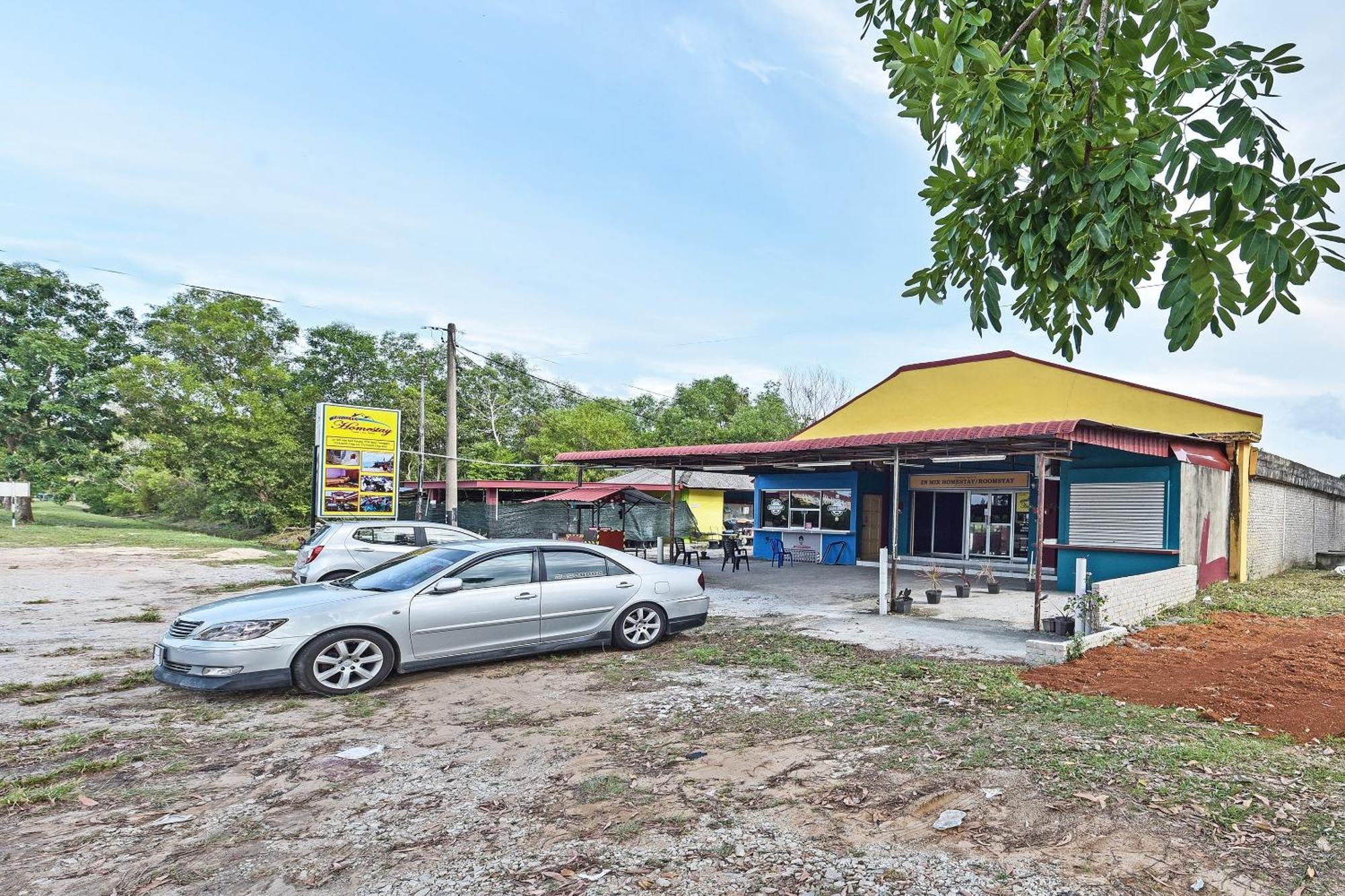 Oyo 90551 Zn Mix Homestay & Roomstay Kampung Raja Exterior foto